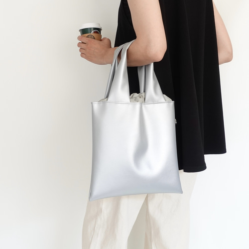 シルバーエコレザー トートバッグ M トートバッグ atelier KIURU 通販