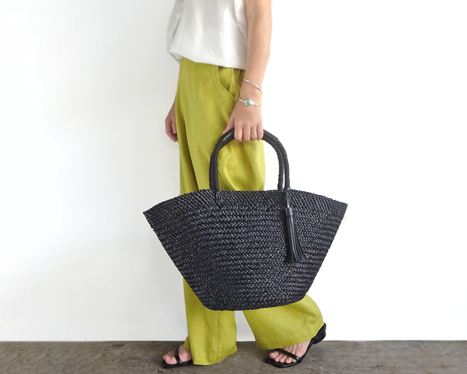 SEA かごバッグ黒　S レザー　白ステッチ SEA BASKET BAG（MEDIUM）