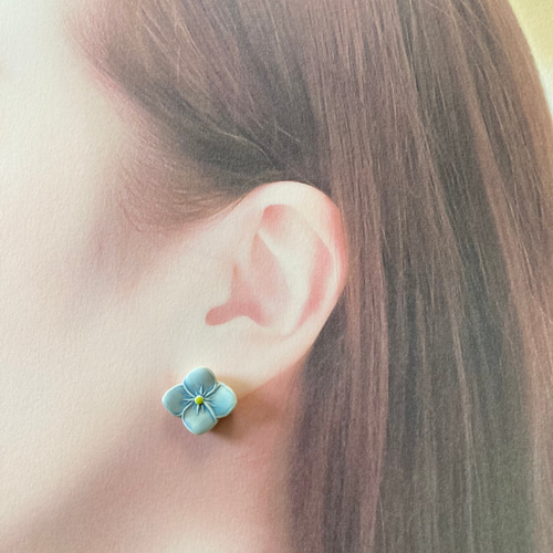 紫陽花のピアス/(陶器) ピアス（スタッド・一粒） TOMI-kobo