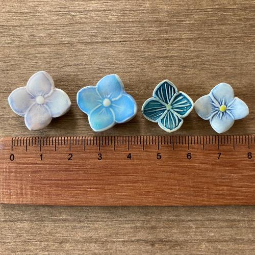 紫陽花のピアス/(陶器) ピアス（スタッド・一粒） TOMI-kobo