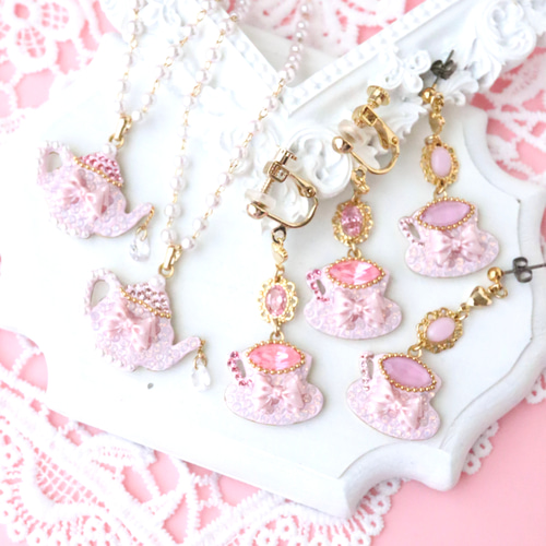 ティーカップのピアス/イヤリング(ﾛｰｽﾞﾋｯﾌﾟ) ピアス（スタッド・一粒