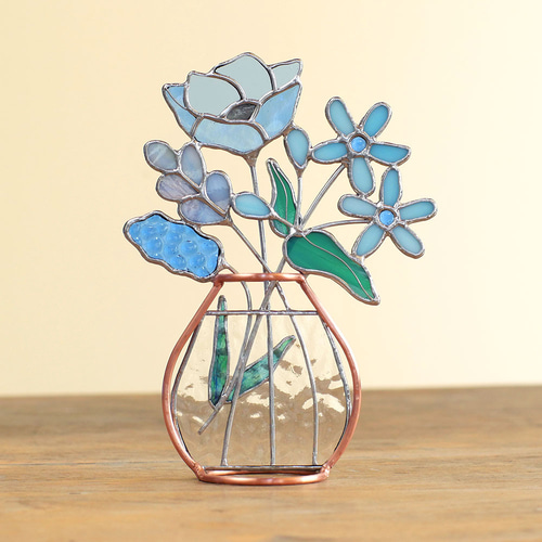 青い花のアレンジ （銅のフラワーベース・ステンドグラス） 一輪挿し