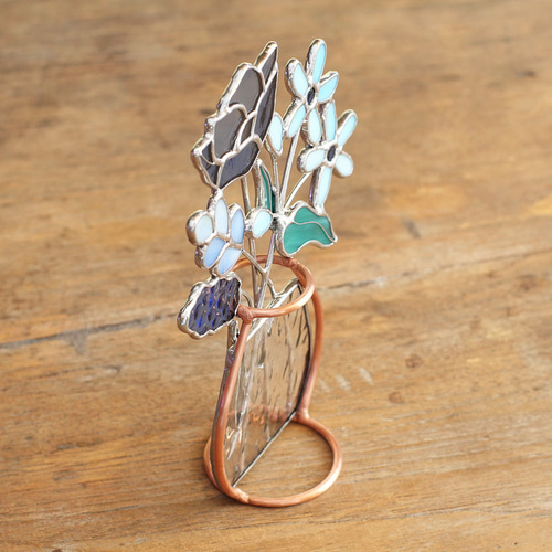 青い花のアレンジ （銅のフラワーベース・ステンドグラス） 一輪挿し