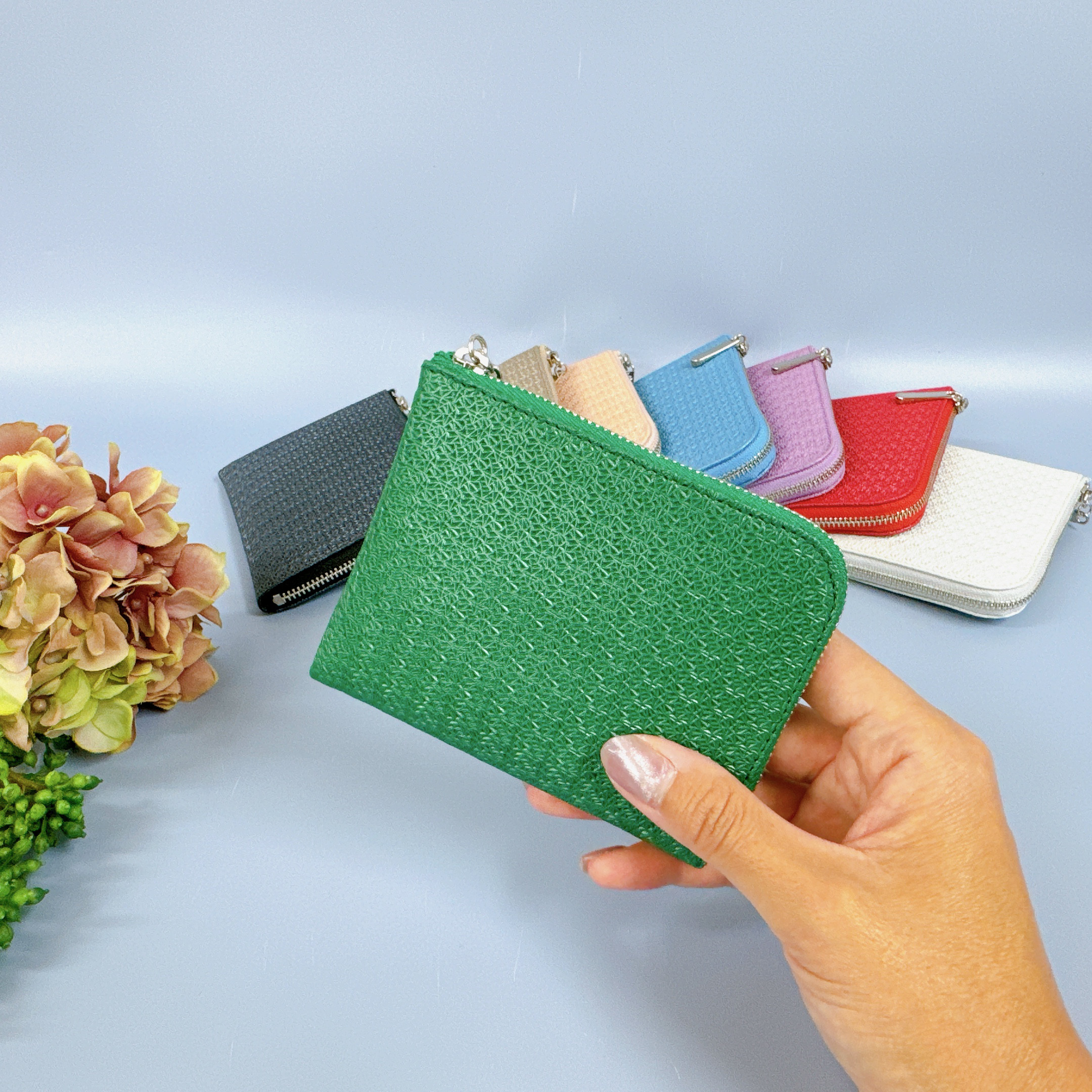 薄マチで使いやすい ハーフ財布 牛革 レース型押し グリーン 日本製 コンパクト財布《Squeeze スクイーズ》