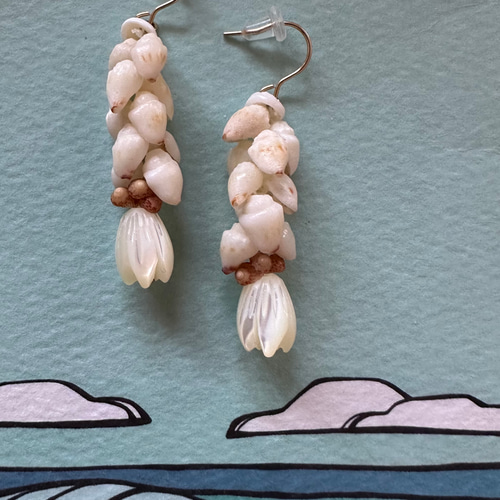 ニイハウシェルとシェルピカケのピアス ピアス（フック