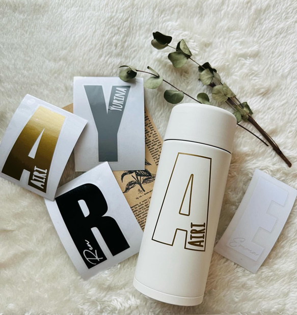 おしゃれ＊イニシャルお名前ステッカー＊ 耐水シール お名前シール オーダー インテリアステッカー かわいい 人気 1枚目の画像