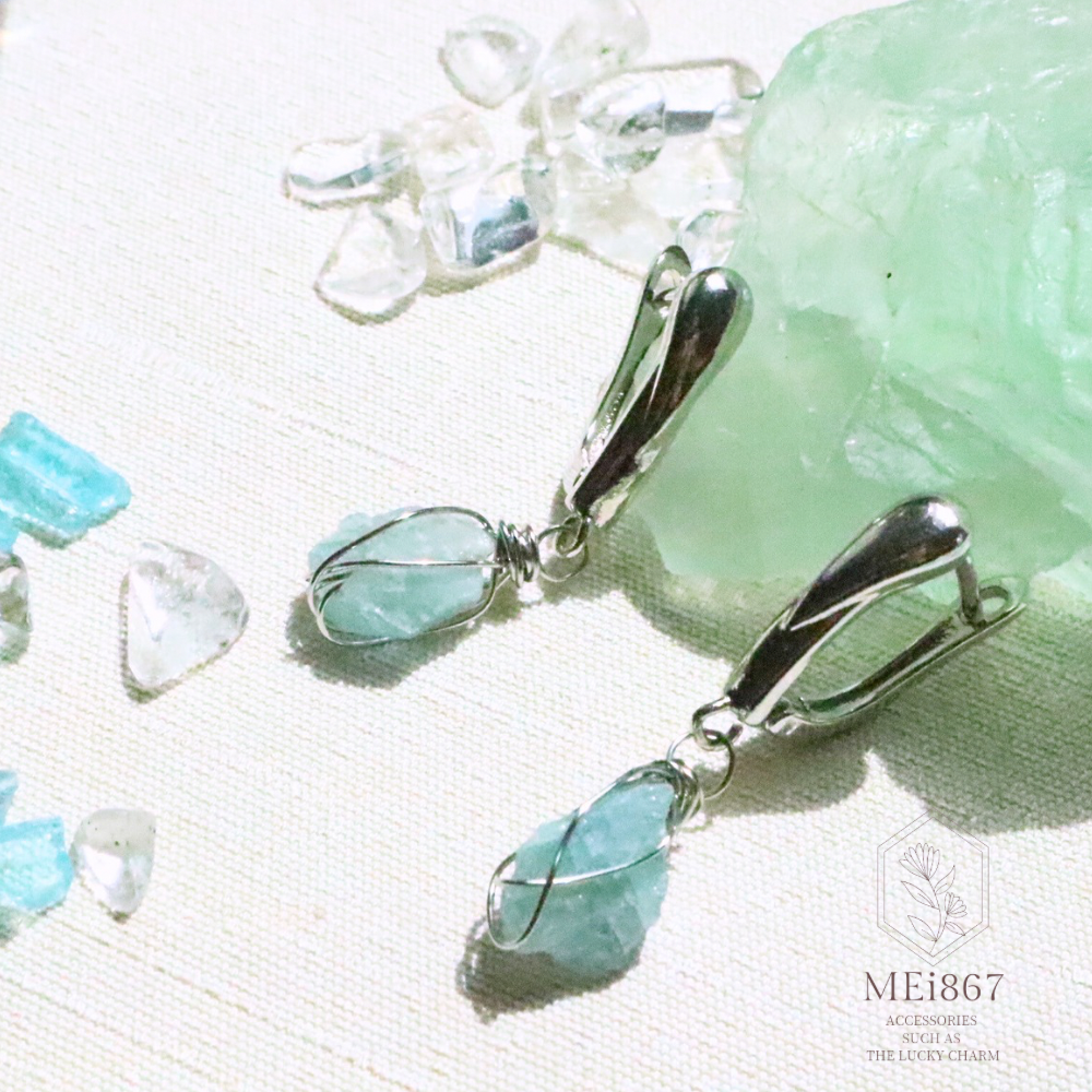 【1点限定】揺れるアクアマリンの鉱物ラフピアス　天然石　ラフ　3月誕生石　魚座　双子座　お守り　誕生日