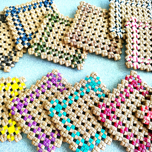 紙バンドで編んだコースター【3本幅：9×9コマ】（ナチュラルベース