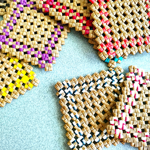 紙バンドで編んだコースター【3本幅：9×9コマ】（ナチュラルベース