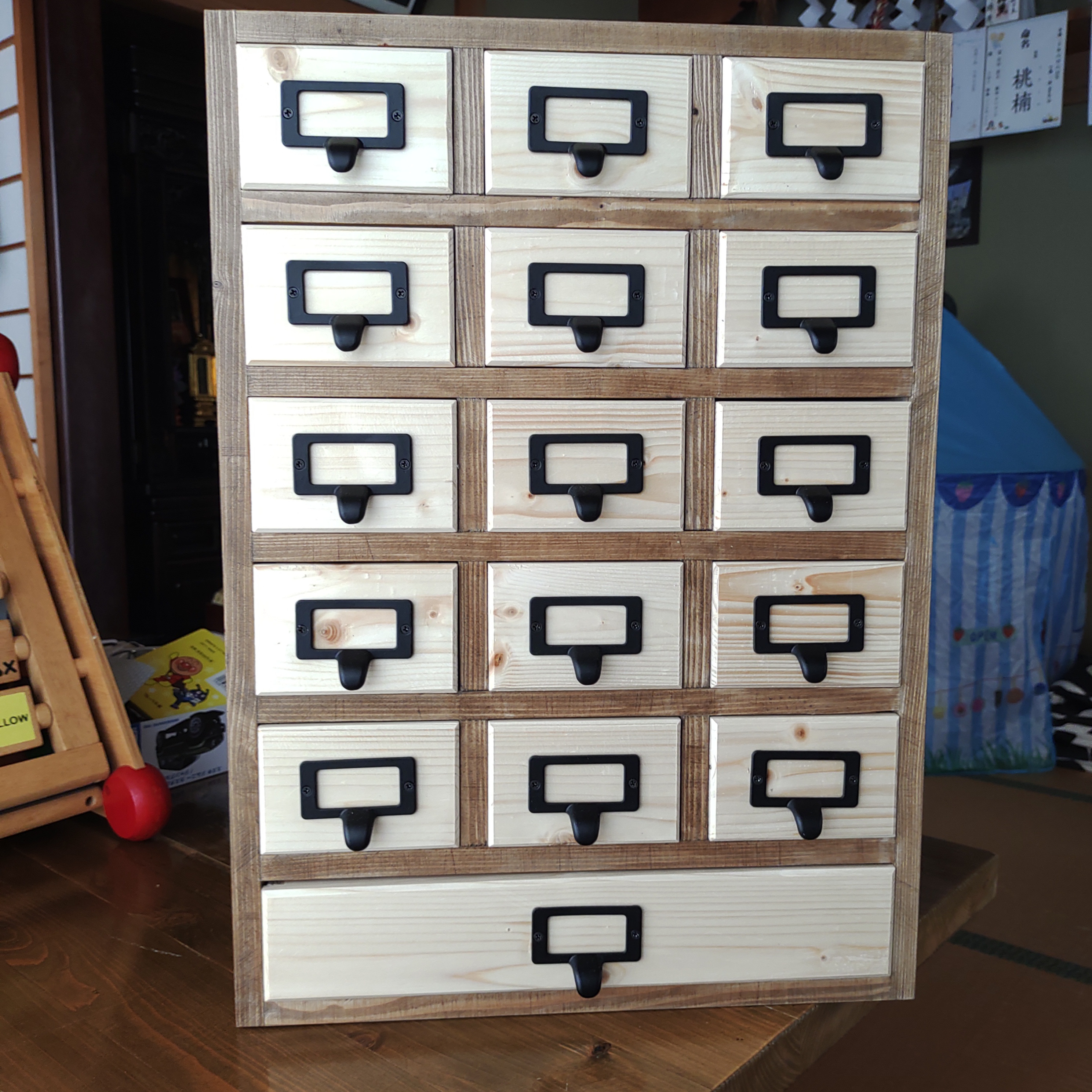 引き出しが１6個ある木の収納ボックス　受注製作