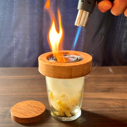 秩父のウイスキー蒸留所の熟成樽でできたスモーカーとスモークチップの