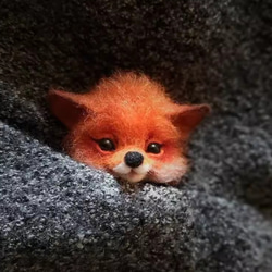 デモデ　キツネブローチ 羊毛フェルトかわいい小さなキツネのブローチ 全身小キツネの