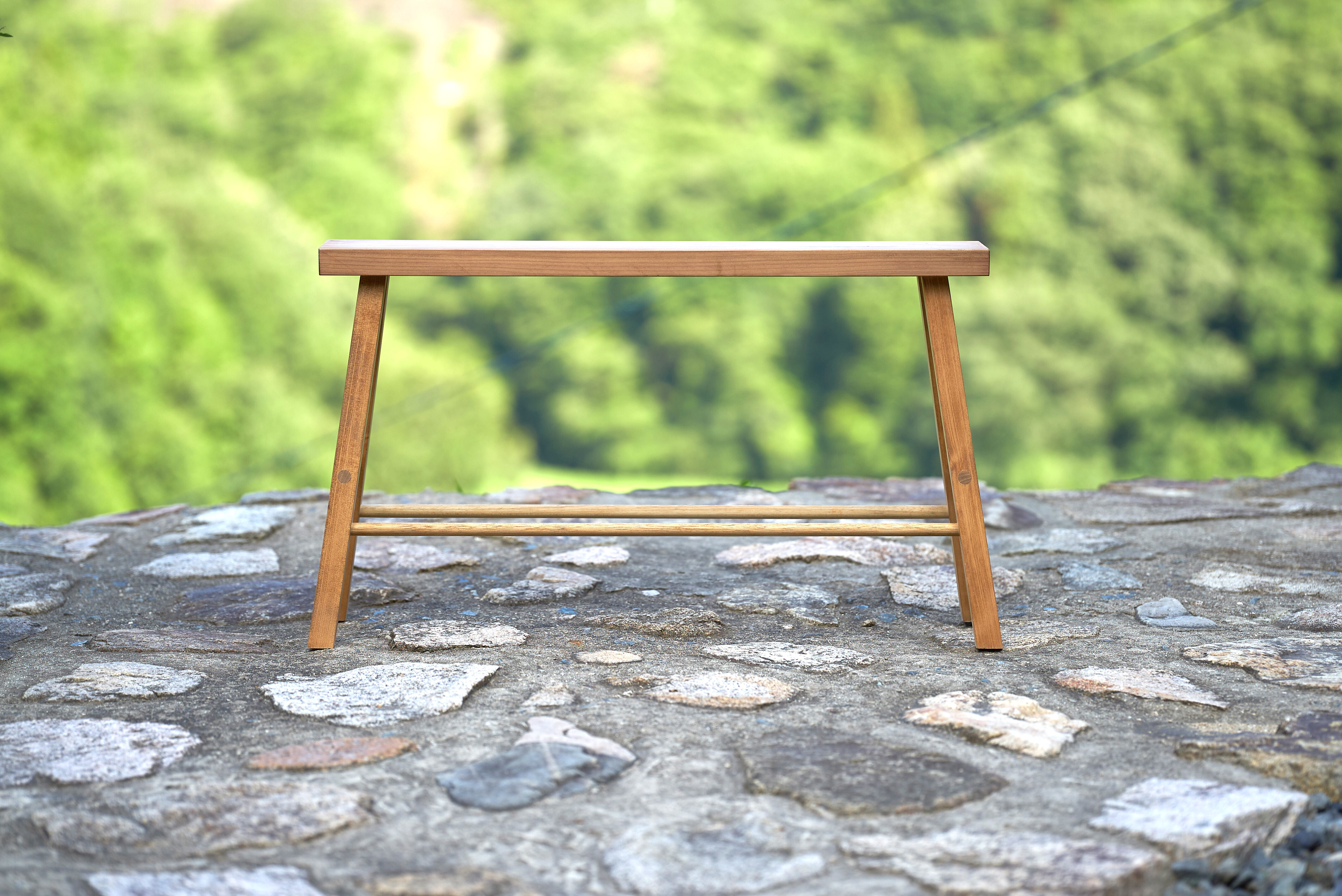 ミニマルフォルムの軽くて使いやすい無垢材のスツール　ロングバージョン S-2L