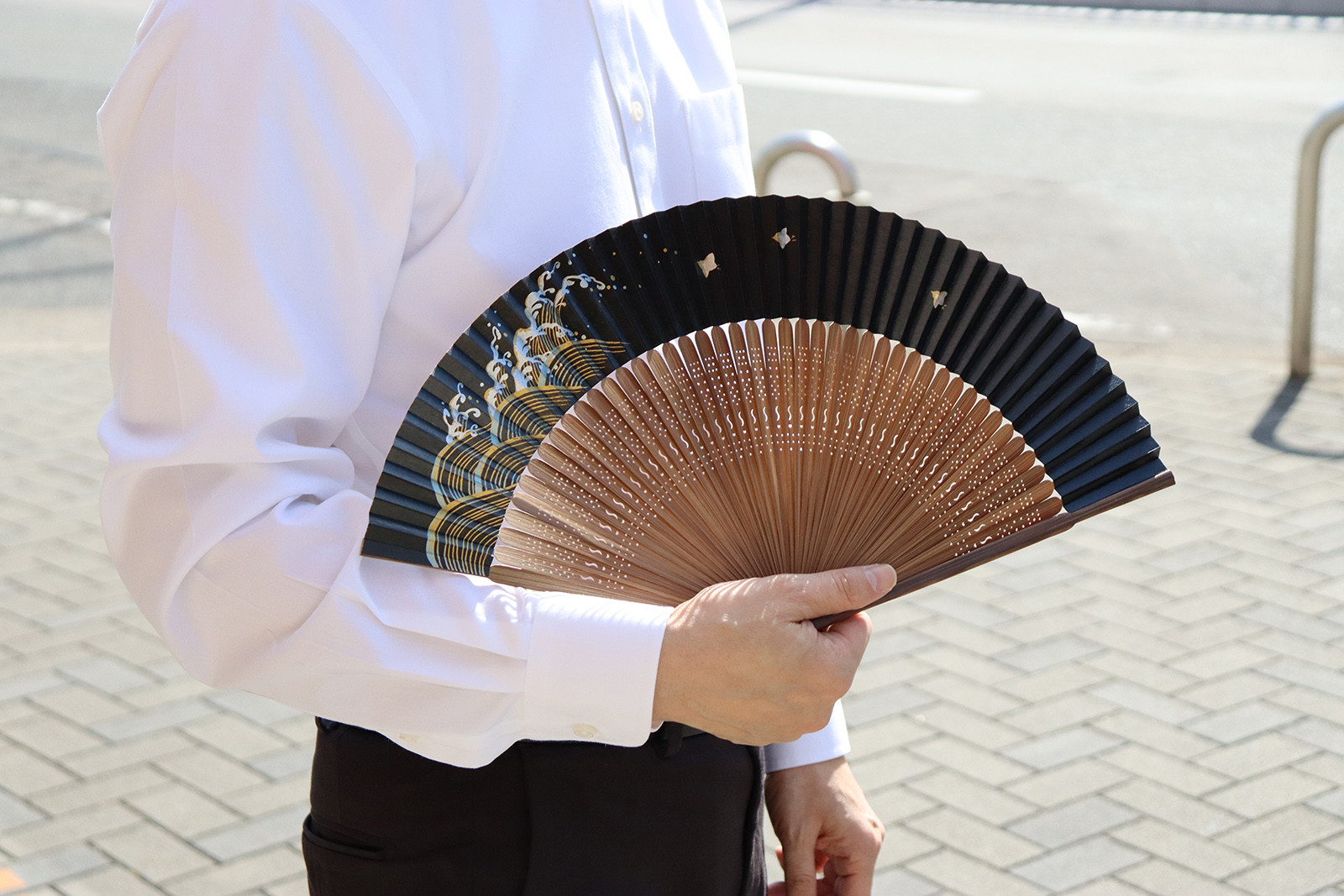 低価格で大人気の 激安扇形桐箱入り志野焼き 工芸品