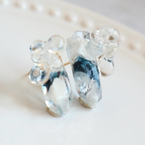 レジン 鉱石 ピアス イヤリング ブルー 青 涼しげ 夏 個性的 小ぶり