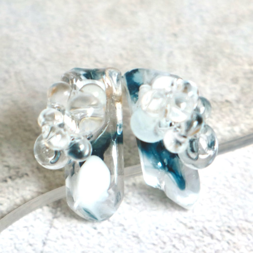 ピアス イヤリング ハート 斜め 青 水色 クリアチャーム ビーズ 推し活