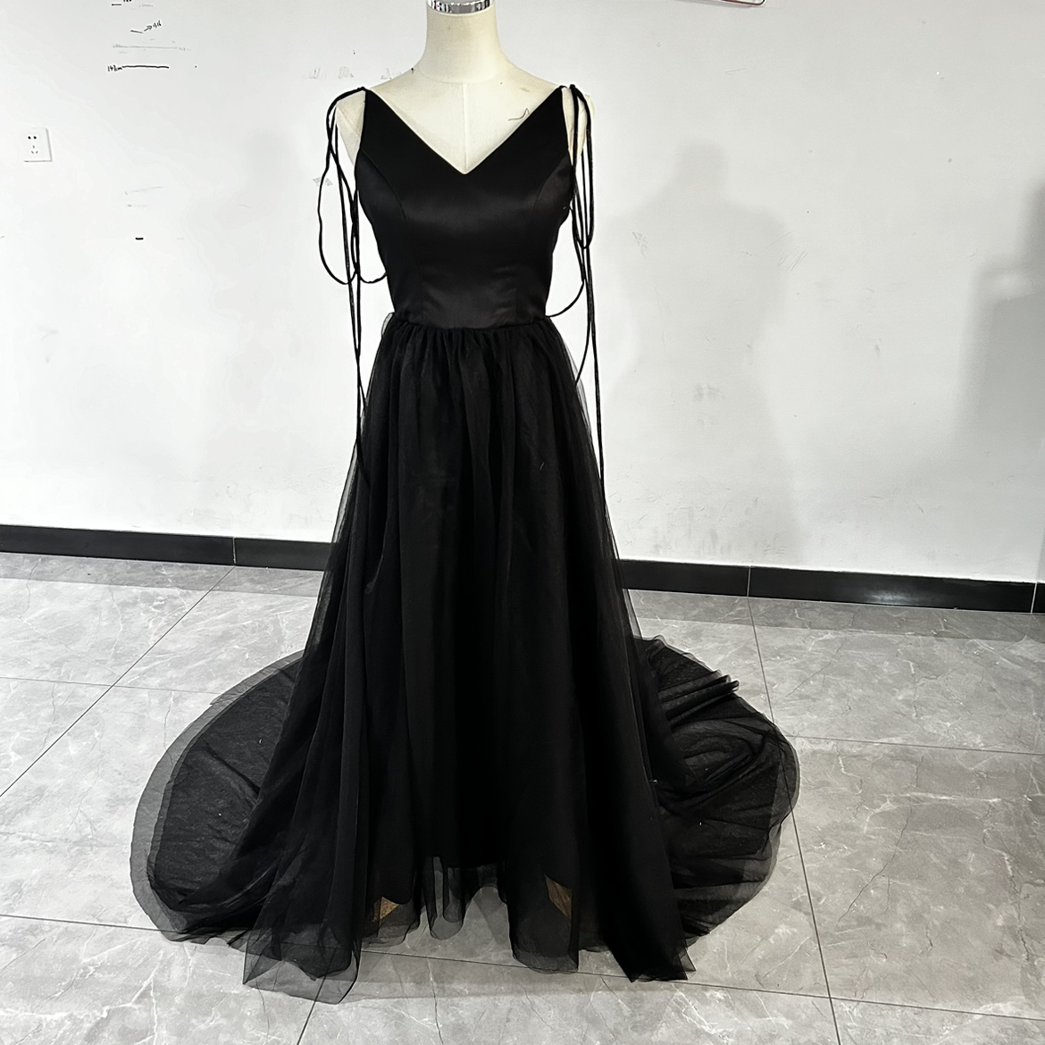 ヘプバーン風！パーティードレス 黒 マーメイドライン 背中見せ  