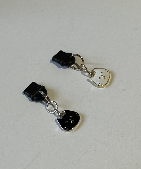 おとぼけねこの充電口カバーアクセサリー 【送料無料】 2枚目の画像