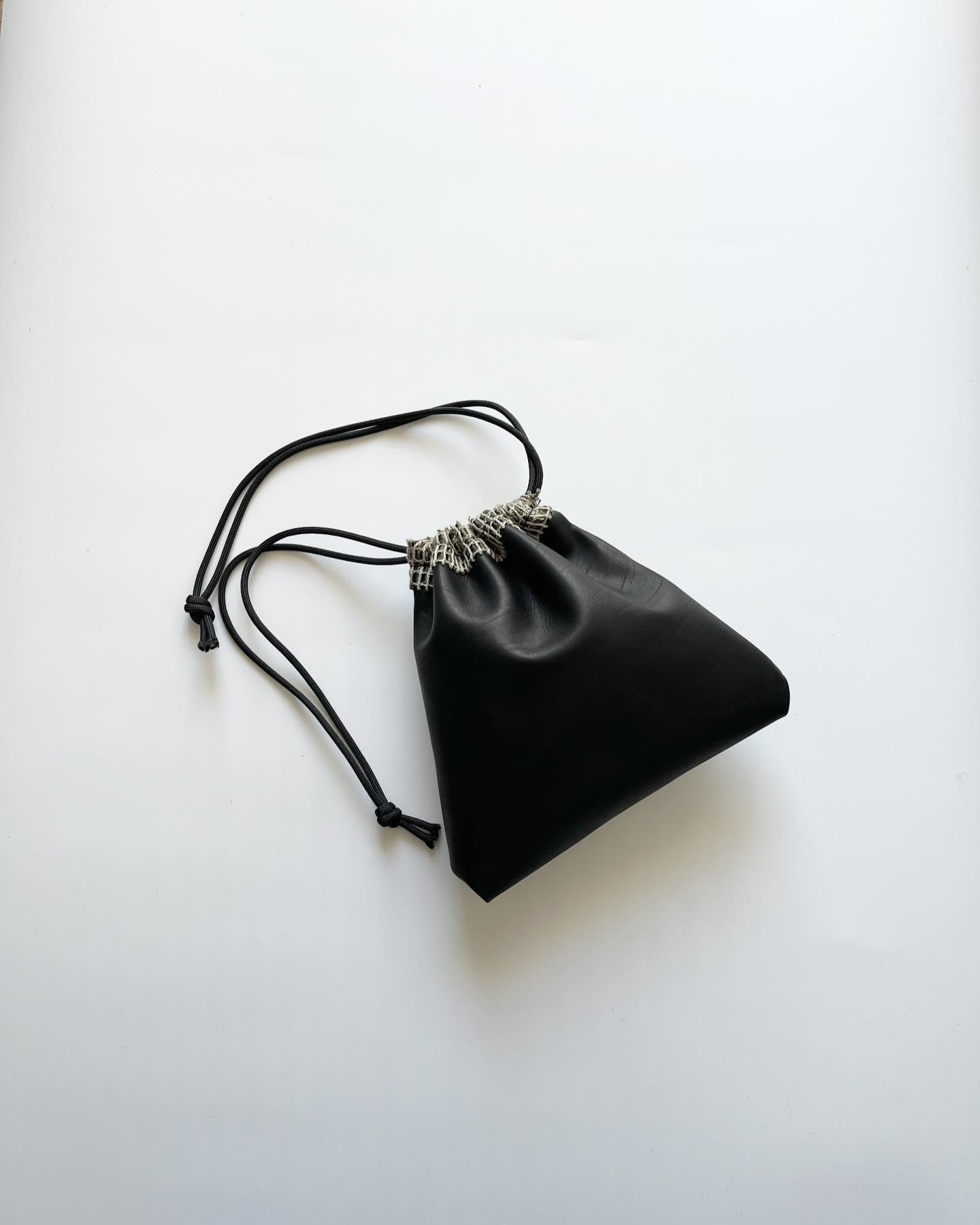 pepin& ハンドタイプの巾着　牛革素材と編み目の生地が相性良い