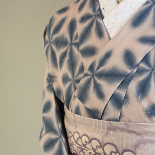 ◇現代 板締め絞り浴衣◇【ピンクベージュ地グレーネイビー】他には