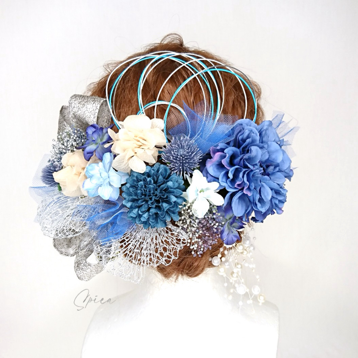 【一点限定】ブルーのダリアとマムとチュールのヘッドドレス  成人式 卒業式 打掛 袴 和装 髪飾り 青 ホワイト リボン