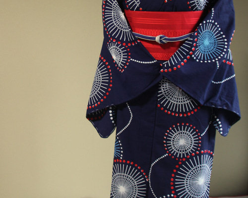 新品美品　昭和レトロ　藍染に夾竹桃が鮮やかで美味しい　注染浴衣 美品 レディース 浴衣 注染 本染め 菊花模様 藍染 手縫い 濃紺色