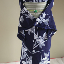 手染め藍染　型染浴衣　濃紺　山アジサイに菖蒲の葉が夏に清涼を誘う　お袖長め　裄67.5ｃｍ　木綿 3枚目の画像