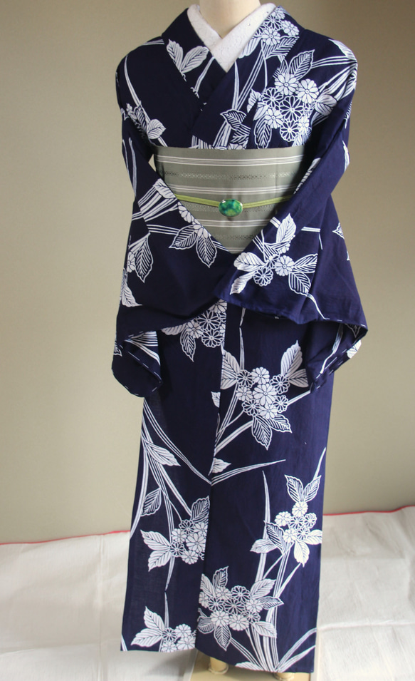 手染め藍染　型染浴衣　濃紺　山アジサイに菖蒲の葉が夏に清涼を誘う　お袖長め　裄67.5ｃｍ　木綿 3枚目の画像