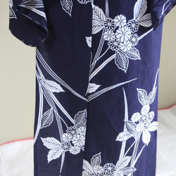 手染め藍染　型染浴衣　濃紺　山アジサイに菖蒲の葉が夏に清涼を誘う　お袖長め　裄67.5ｃｍ　木綿 6枚目の画像