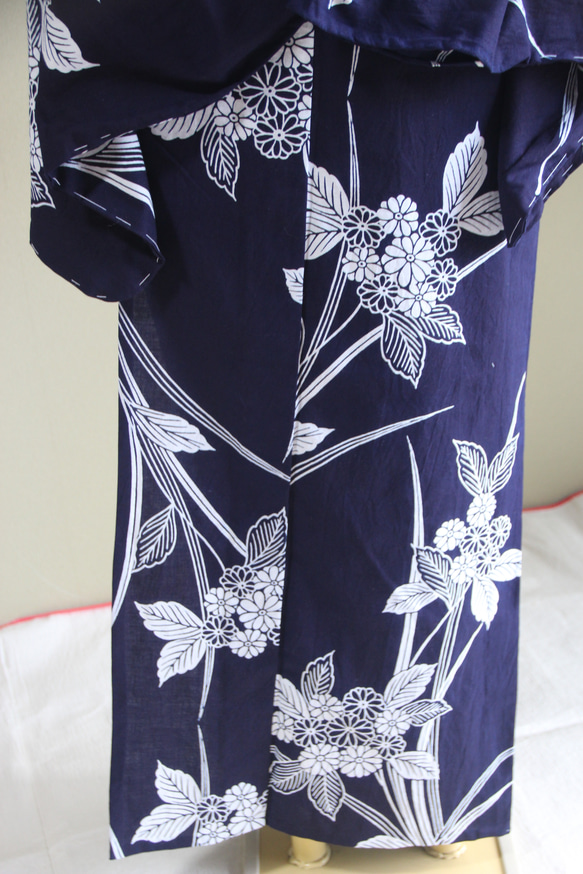 手染め藍染　型染浴衣　濃紺　山アジサイに菖蒲の葉が夏に清涼を誘う　お袖長め　裄67.5ｃｍ　木綿 6枚目の画像