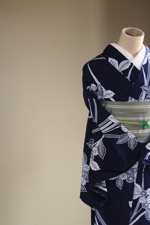 手染め藍染　型染浴衣　濃紺　山アジサイに菖蒲の葉が夏に清涼を誘う　お袖長め　裄67.5ｃｍ　木綿 4枚目の画像