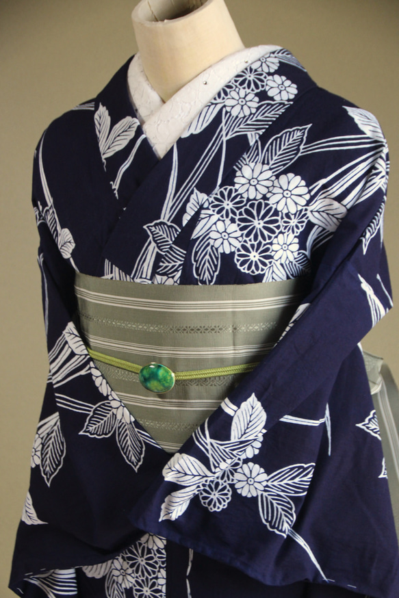 手染め藍染　型染浴衣　濃紺　山アジサイに菖蒲の葉が夏に清涼を誘う　お袖長め　裄67.5ｃｍ　木綿 5枚目の画像