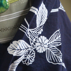 手染め藍染　型染浴衣　濃紺　山アジサイに菖蒲の葉が夏に清涼を誘う　お袖長め　裄67.5ｃｍ　木綿 9枚目の画像