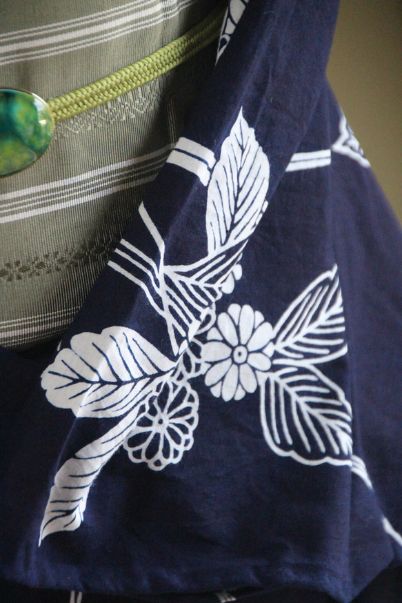 手染め藍染　型染浴衣　濃紺　山アジサイに菖蒲の葉が夏に清涼を誘う　お袖長め　裄67.5ｃｍ　木綿 9枚目の画像