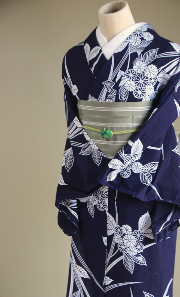 手染め藍染　型染浴衣　濃紺　山アジサイに菖蒲の葉が夏に清涼を誘う　お袖長め　裄67.5ｃｍ　木綿 11枚目の画像