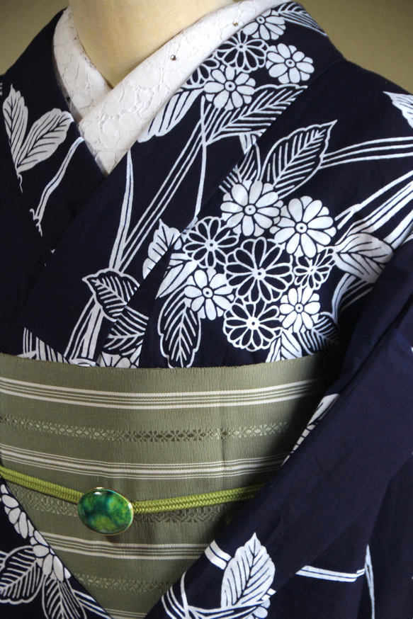 手染め藍染　型染浴衣　濃紺　山アジサイに菖蒲の葉が夏に清涼を誘う　お袖長め　裄67.5ｃｍ　木綿 10枚目の画像