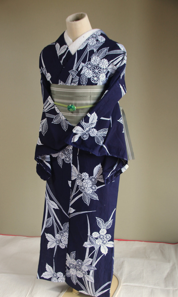 手染め藍染　型染浴衣　濃紺　山アジサイに菖蒲の葉が夏に清涼を誘う　お袖長め　裄67.5ｃｍ　木綿 12枚目の画像