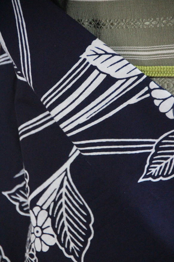 手染め藍染　型染浴衣　濃紺　山アジサイに菖蒲の葉が夏に清涼を誘う　お袖長め　裄67.5ｃｍ　木綿 8枚目の画像