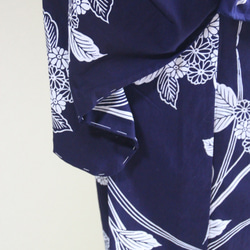 手染め藍染　型染浴衣　濃紺　山アジサイに菖蒲の葉が夏に清涼を誘う　お袖長め　裄67.5ｃｍ　木綿 7枚目の画像