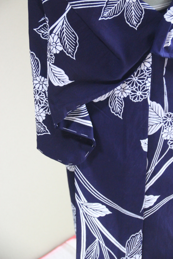 手染め藍染　型染浴衣　濃紺　山アジサイに菖蒲の葉が夏に清涼を誘う　お袖長め　裄67.5ｃｍ　木綿 7枚目の画像