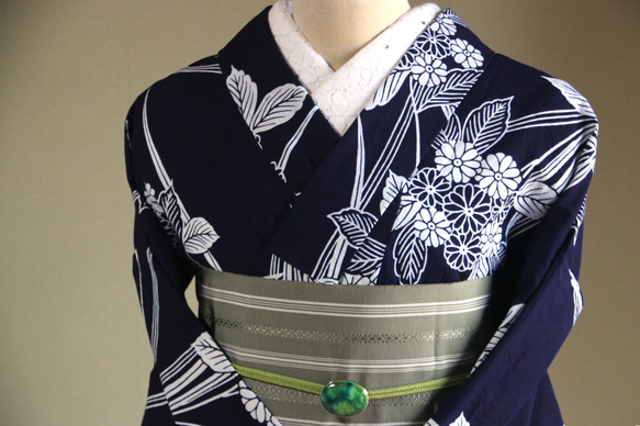 手染め藍染　型染浴衣　濃紺　山アジサイに菖蒲の葉が夏に清涼を誘う　お袖長め　裄67.5ｃｍ　木綿 2枚目の画像