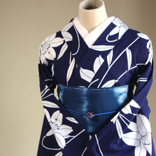 新品美品　昭和レトロ　藍染に夾竹桃が鮮やかで美味しい　注染浴衣 新品美品 昭和レトロ 藍染に夾竹桃が鮮やかで美味しい 注染浴衣