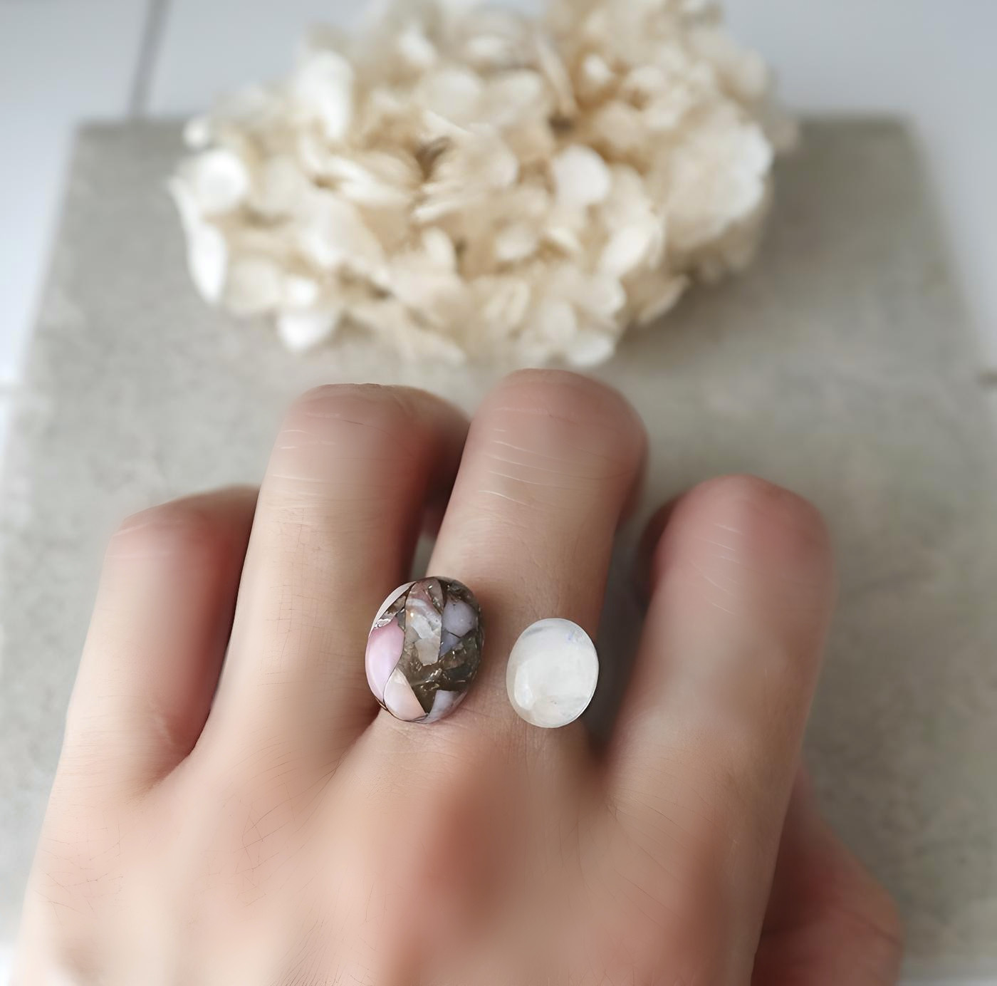 天然石コッパーピンクオパールとレインボームーンストーンのフォークリング　金アレ対応