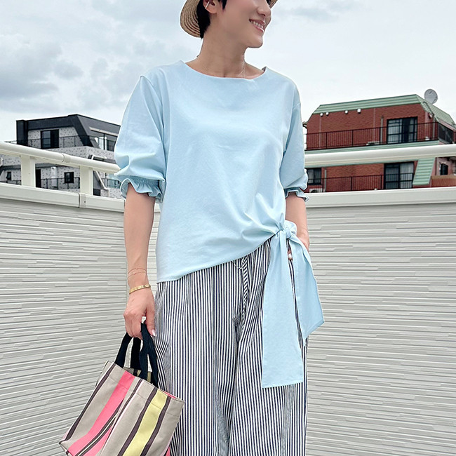 送料無料★接触冷感★洗濯機で洗える◎リボンつきシャーリングスリーブブラウス（サックスブルー）24027BL