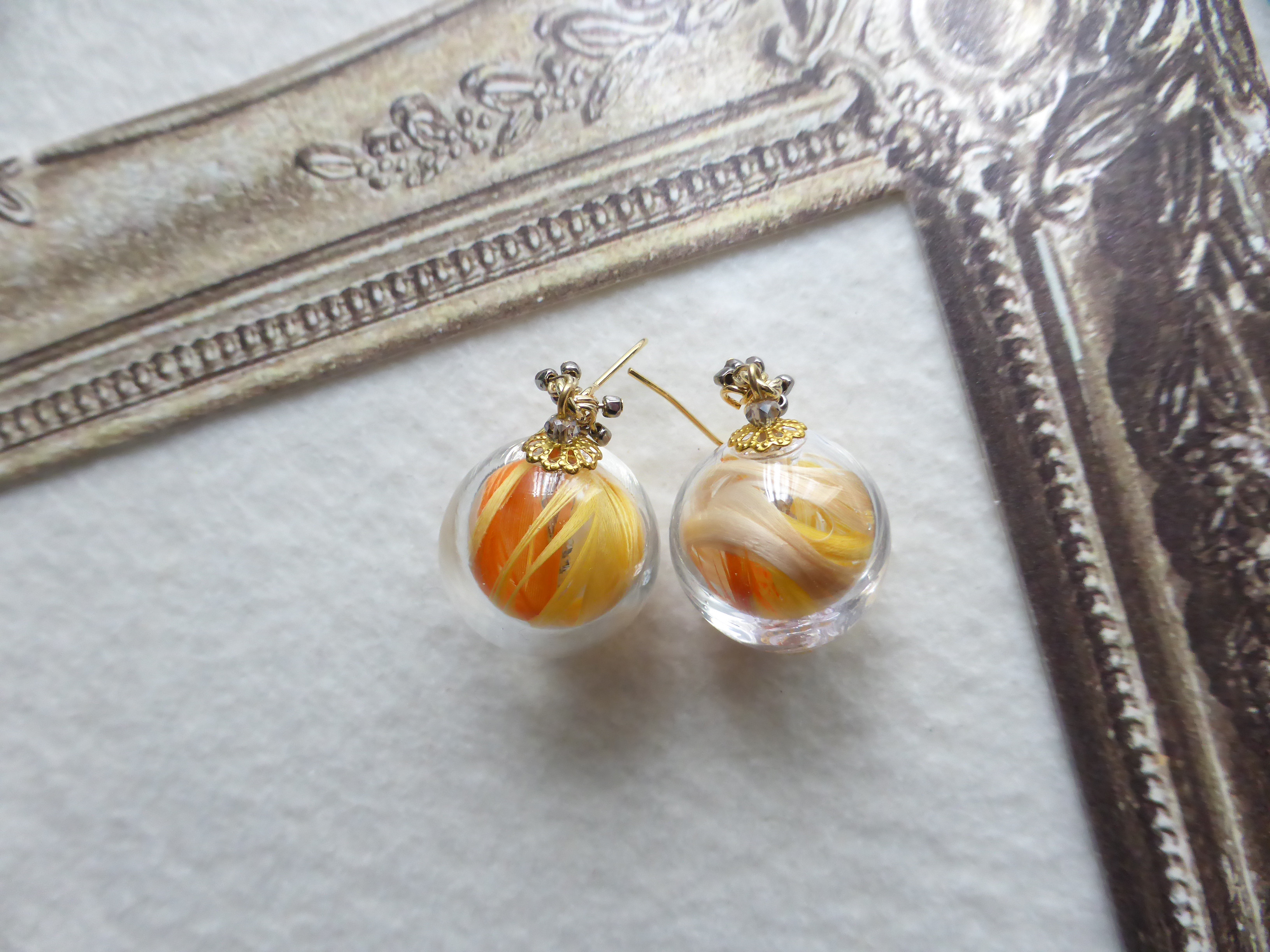 イエローとオレンジの羽根&ベネチアンガラスピアス 21254