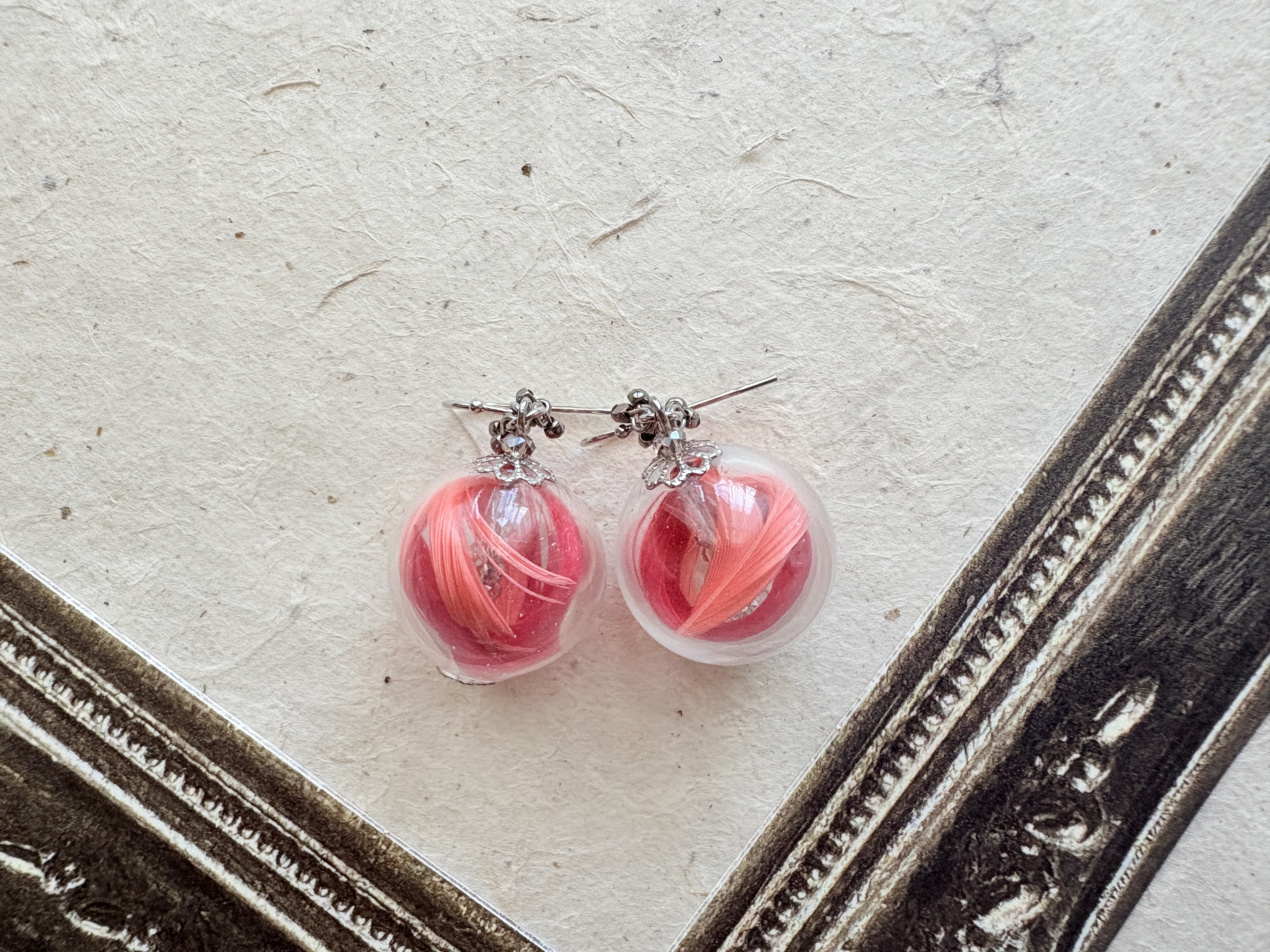 珊瑚ピンクと赤い羽根&ベネチアンガラスを使ったピアス 21254