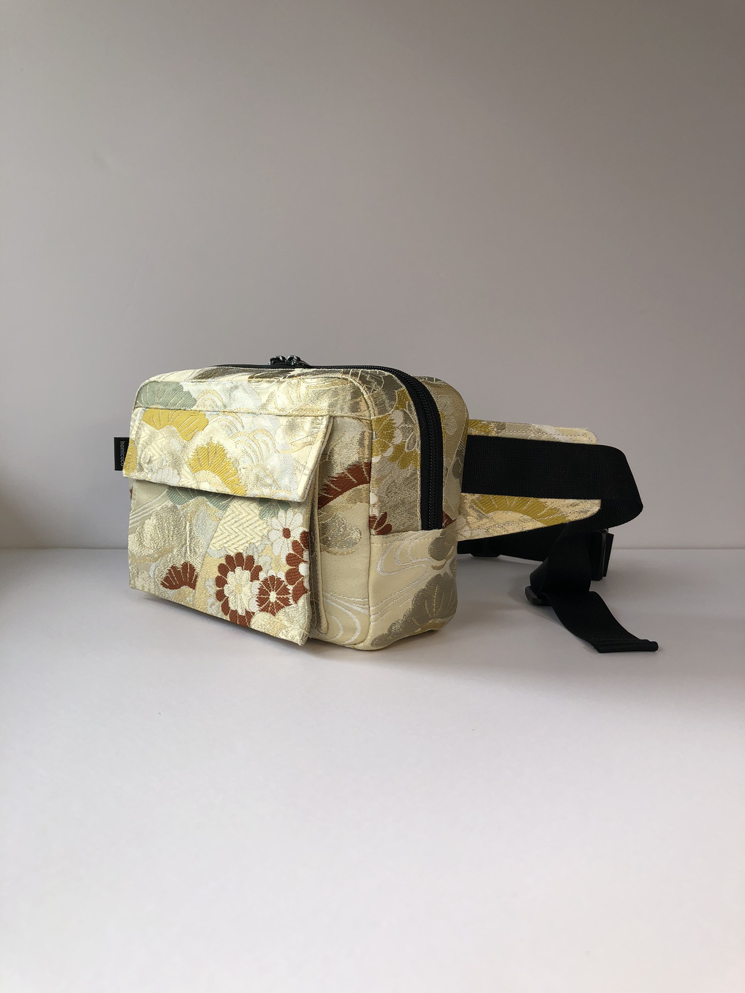 ⭐️帯リメイク　　ウエストバッグ　　ボディーバッグ　　フラップ付きポケット　　古典柄　　一点物