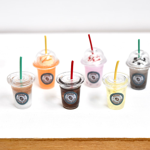 レトロ水彩カフェ＊可愛いロゴ入りテイクアウトアイスカフェラテ