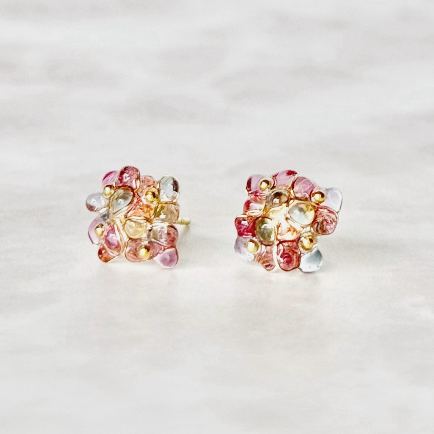 彩花 - 紫陽花の小さなピアス 【受注制作】 紫陽花 ワイヤーフラワー 繊細 可憐 上品 大人可愛い 小ぶり