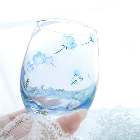 空を舞うネモフィラのグラス 2枚目の画像
